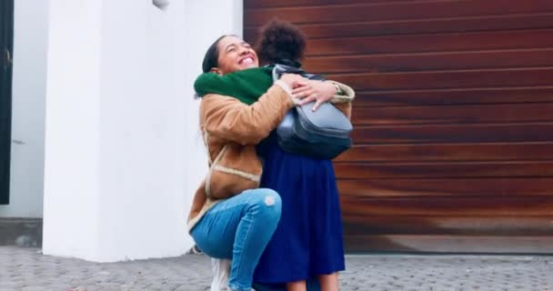 到家后 女学生在学校教育或学习结束后抱着妈妈到户外 以促进孩子的发展 爱情和一个快乐的小女孩跑去她家门口迎接她的母亲 — 图库视频影像