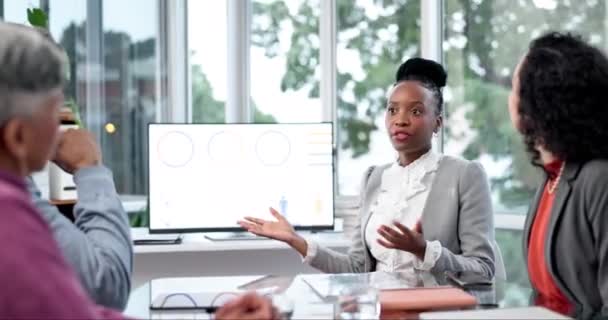 为团队 成长和Kpi评审在办公室会议中的商业 展示和黑人女性 研究和与领导讨论计算机或分析的远见 目标和策略的人 — 图库视频影像