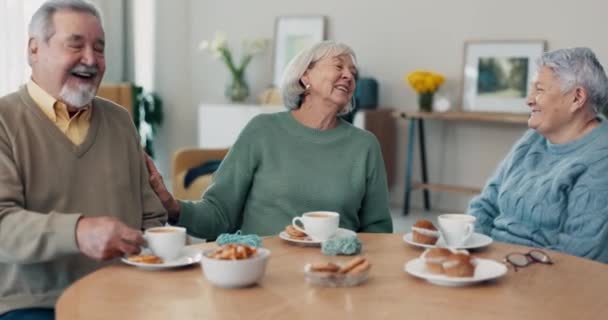 Senior Reggeli Barátok Egy Otthoni Asztalnál Beszélgetni Kávé Boldog Együtt — Stock videók