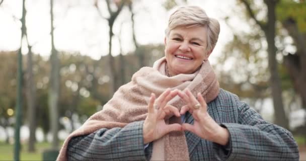 Mujer Mayor Feliz Manos Del Corazón Naturaleza Para Amor Cuidado — Vídeo de stock