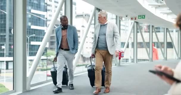 机场和会说话的商务人士一起旅行 团队合作或早上一起工作 走起路来 多样化 一个黑人男人和经理带着手提箱为公司事业或旅行 — 图库视频影像