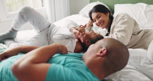 Щасливий Розслабитися Лоскотати Сім Спальні Грайливого Ранкового Любові Щастя Підтримка — стокове відео