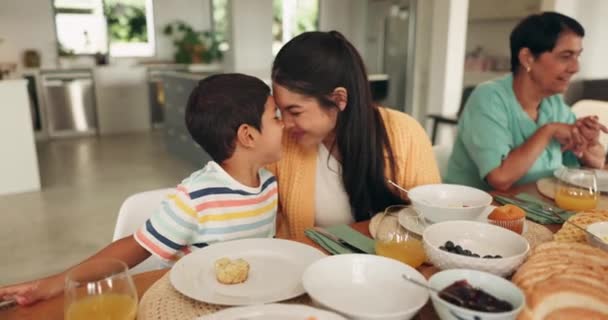 Familie Essen Und Eine Mutter Mit Kind Hause Zum Frühstück — Stockvideo
