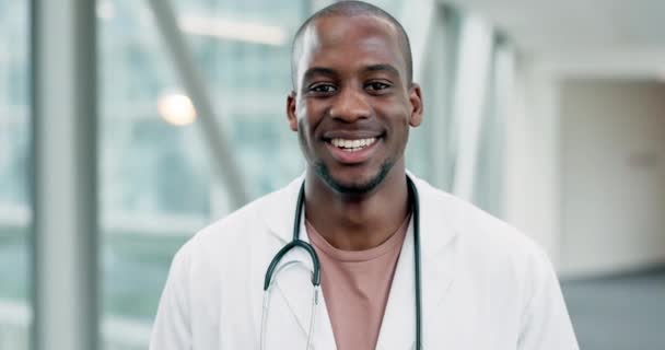 快乐的医生和黑人男子在医院的医疗保健 支持和健康 非洲医疗专业人员 肖像和外科医生微笑 专家工作者或来自尼日利亚诊所的雇员 — 图库视频影像