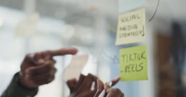 Mensen Handen Schrijven Schema Strategie Plannen Brainstormen Glazen Bord Kantoor — Stockvideo