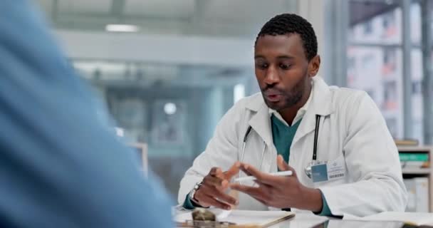 Hombre Negro Médico Paciente Consultante Sobre Diagnóstico Resultados Revisión Citas — Vídeos de Stock