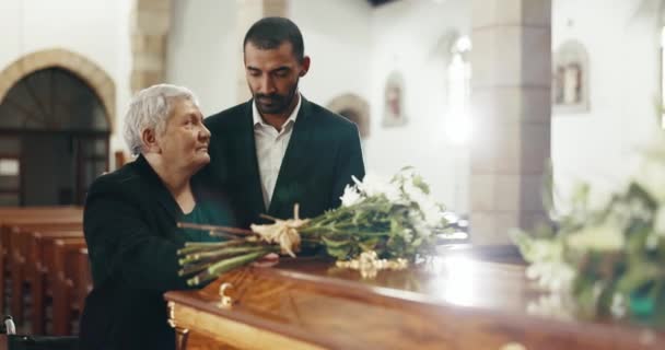 Begrafenis Kerk Bejaarde Moeder Man Rouwen Dood Door Doodskist Met — Stockvideo