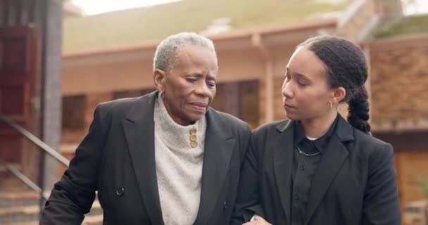 Funeral Família Mãe Filha Andando Igreja Por Empatia Conforto Apoio — Vídeo de Stock