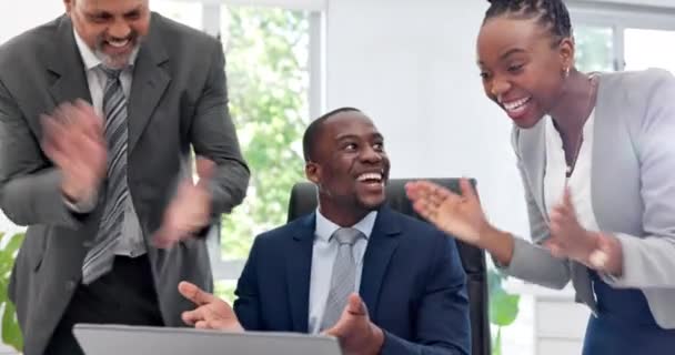 掌声和团队的商界人士在任庆祝合作的成就 多样化和专业的企业员工在工作场所拍手叫好 — 图库视频影像