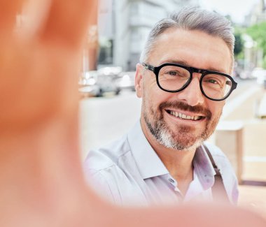 Olgun iş adamı, selfie ve şehir gezmek, sokak gezmek ve web günlüğü güncellemek için gülümseme, portre ya da açık havada. Hafıza, sosyal ağ ve CBD 'de mutluluk için girişimci, etkili ve fotoğrafçılık.