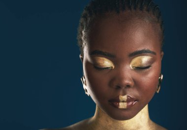 Altın makyaj, yüz ve siyah kadın yaratıcı sanat modelleri, yüz makyajı ya da güzellik reklamı alanlarıyla rahatlayın. Afrika kültürü, rengi ve stüdyo insanı mavi arka planda gözleri kapalı parlıyor.