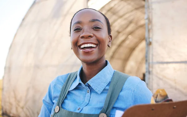Portret Zwarte Vrouw Boerderij Met Klembord Voor Duurzaamheid Management Kwaliteitscontrole — Stockfoto