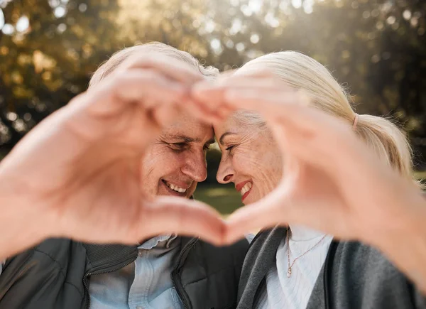 Любовь Парк Пожилая Счастливая Пара Сердечными Руками Пенсионное Здоровье Брачные — стоковое фото
