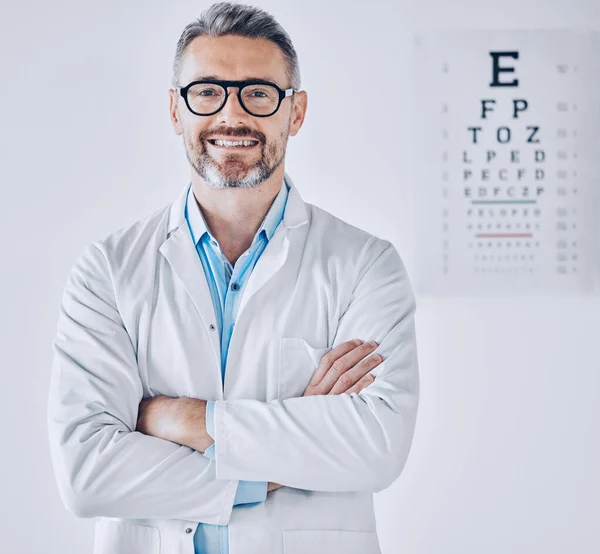 Ritratto Esame Oculistico Braccia Incrociate Con Optometrista Nel Suo Ufficio — Foto Stock