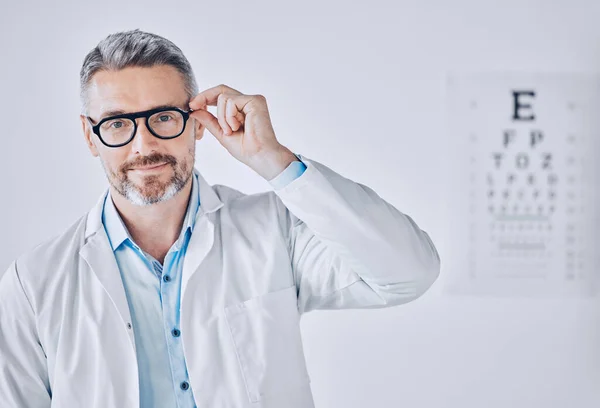 Gözlük Portre Göz Muayenesi Ofisinde Bir Optometrist Var Sağlık Sigortası — Stok fotoğraf