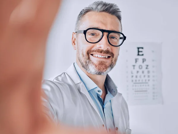 Selfie Bril Oogonderzoek Met Een Optometrist Zijn Kantoor Voor Gezondheidszorg — Stockfoto