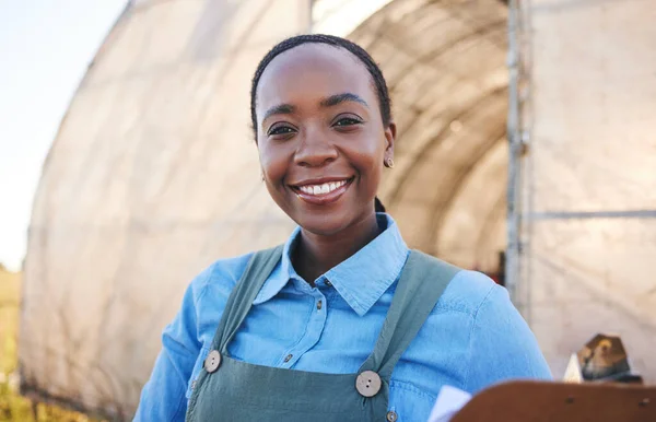 Zwarte Vrouw Portret Landbouw Met Klembord Voor Duurzaamheid Management Kwaliteitscontrole — Stockfoto