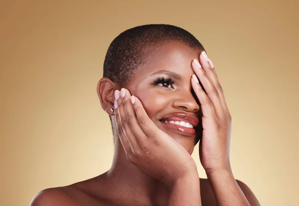 Svart Kvinna Händer Vidrör Ansikte Och Skönhet Med Naturlig Kosmetika — Stockfoto
