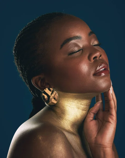 Краса Золото Макіяж Обличчям Чорної Жінки Творчості Розкоші Косметики Світле — стокове фото