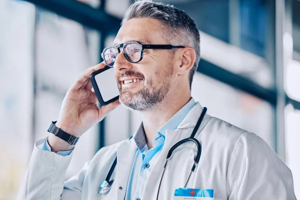 Tänker Ler Och Läkare Eller Man Ett Telefonsamtal För Kommunikation — Stockfoto