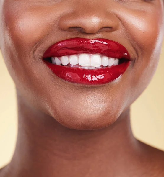 Rött Läppstift Kvinna Med Skönhet Och Mun Tänder Och Makeup — Stockfoto