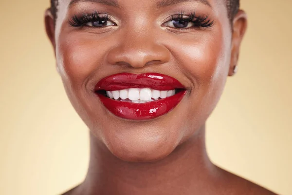 Rött Läppstift Svart Kvinna Skönhet Och Porträtt Makeup Och Leende — Stockfoto