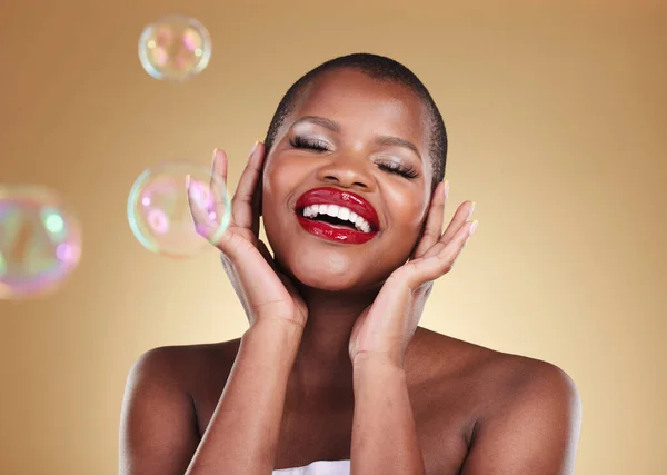 Skönhet Makeup Och Bubblor Med Ansiktet Svart Kvinna Studio För — Stockfoto