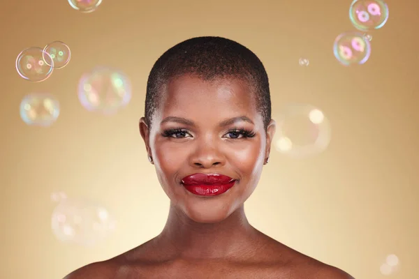 Skönhet Makeup Och Bubblor Med Porträtt Svart Kvinna Studio För — Stockfoto