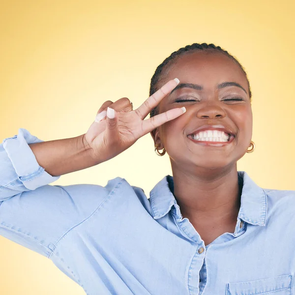 Handen Vredesteken Gezicht Van Zwarte Vrouw Studio Glimlach Voor Vertrouwen — Stockfoto