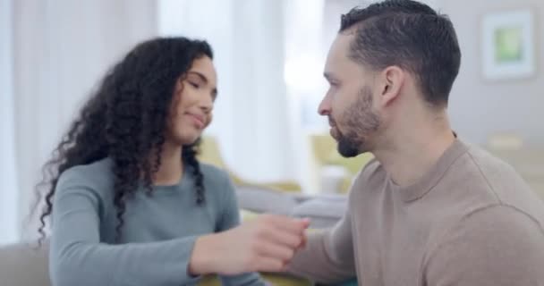 Kærlighed Tilgive Eller Par Knus Hjemmet Stue Limning Sammen Slappe – Stock-video