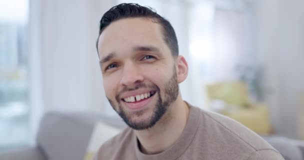Glücklich Lächelnd Und Das Gesicht Eines Mannes Wohnzimmer Seiner Modernen — Stockvideo