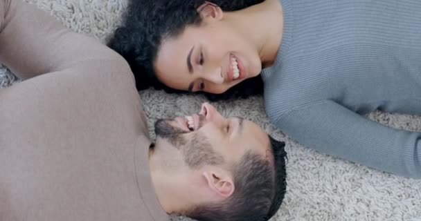 Ovanifrån Kärlek Eller Lyckligt Par Golvet Vardagsrummet Talar Äktenskapslöfte Tillsammans — Stockvideo