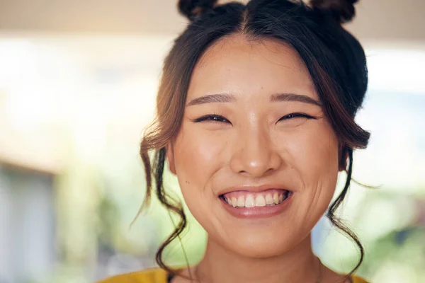 Asiático Mulher Retrato Com Grande Sorriso Casa Com Cool Gen — Fotografia de Stock