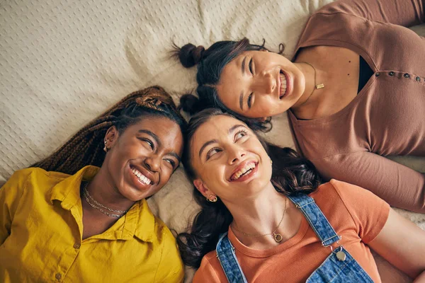 Grupo Mujeres Amigos Cama Con Sonrisa Unión Sala Estar Juntos — Foto de Stock