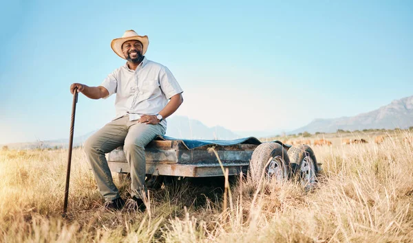 Ritratto Agricoltore Africano Terra Campagna Uomo Seduto Guardare Agricoltura Campo — Foto Stock