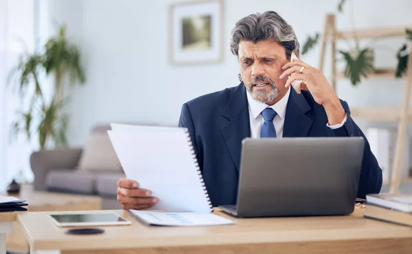 Dokument Laptop Forretningsmand Telefonopkald Kontoret Mens Taler Med Klient Diskussion - Stock-foto