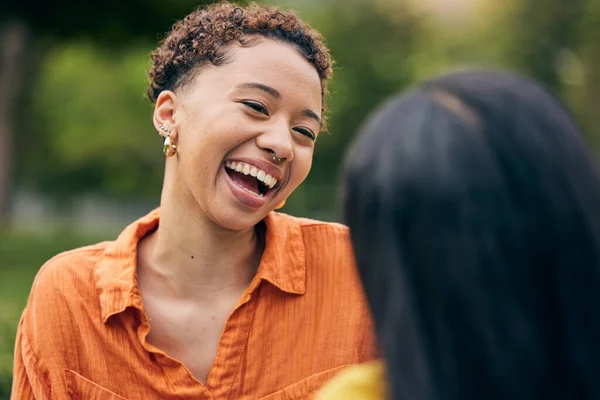 Gezicht Glimlach Lachen Met Een Zwarte Vrouw Het Park Met — Stockfoto