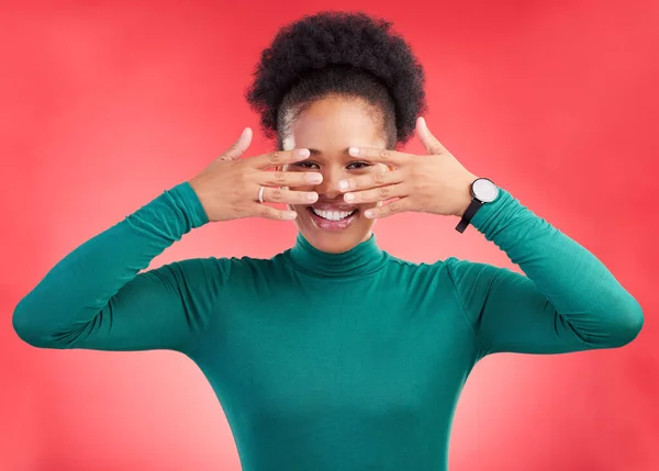 Ruce Zakryjte Obličej Ženu Studiu Úkrytem Očima Vrcholu Úsměvem Africká — Stock fotografie