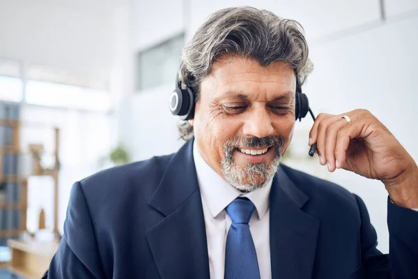 资深商人 呼叫中心及客户服务 支持或办公室财务顾问方面的咨询 在网上的建议或工作场所的帮助中 成熟的男人 顾问或代理人带着耳机微笑 — 图库照片