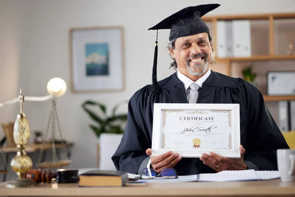 Direito Retrato Graduado Maduro Com Certificado Realização Educação Escritório Sorriso — Fotografia de Stock