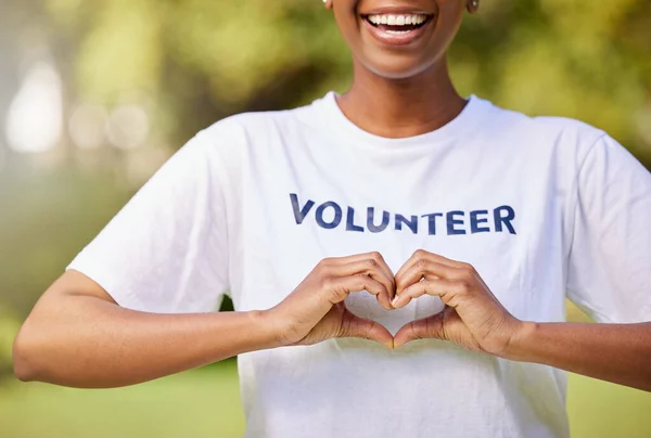 Serce Dłonie Uśmiech Wolontariusza Znakiem Opieki Wsparcia Miłosierdzia Świeżym Powietrzu — Zdjęcie stockowe