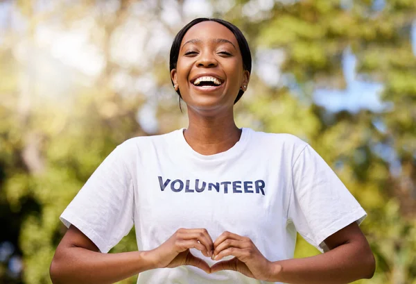 Serce Ręce Afrykańska Wolontariuszka Znakiem Opieki Wsparcia Dobroczynności Świeżym Powietrzu — Zdjęcie stockowe