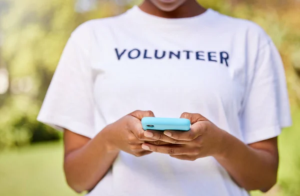 与社交媒体Faq 博客或社区服务聊天 在公园里的人手 电话打字和志愿服务 为地球日通信 非政府组织或非营利组织性质的接触而在手机上搜索的志愿者 — 图库照片