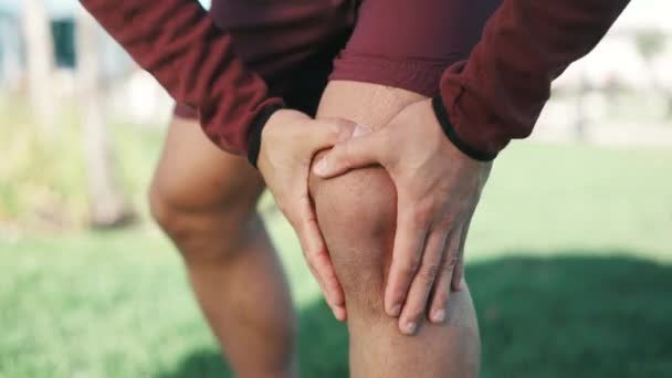 跑步者 膝盖疼痛 室外健身 运动意外和锻炼 因骨折或发炎而持有关节和肌肉的人的身体健康 跑步和运动紧急情况 — 图库视频影像