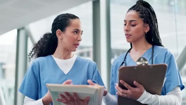 Praten Vrouwen Artsen Met Papierwerk Gezondheidszorg Discussie Voor Chirurgie Verzekering — Stockvideo