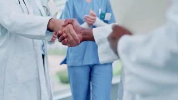 护士和握手 掌声或医疗支持 并感谢你的诊所成功或新闻 医务工作者 一群人或医院工作人员鼓掌 握手和祝贺 — 图库视频影像