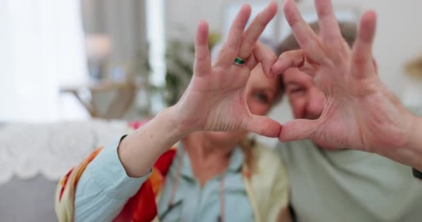Serce Twarz Para Seniorów Kanapie Zadowoleni Troszczą Się Okazują Zaufanie — Wideo stockowe