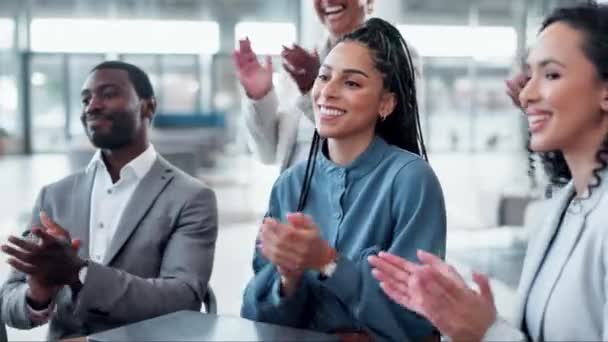 プレゼンテーション ビジネスの人々は成功 そして勝利のためにオフィスで祝います チームワーク 企業の従業員 女性がサポート コラボレーション 目標を達成 — ストック動画