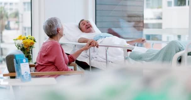 Arzt Besuch Und Händchenhalten Mit Alten Eheleuten Krankenhaus Für Operation — Stockvideo
