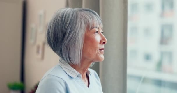 Senior Mujer Pensando Con Memoria Ventana Casa Comprobando Lluvia Con — Vídeos de Stock